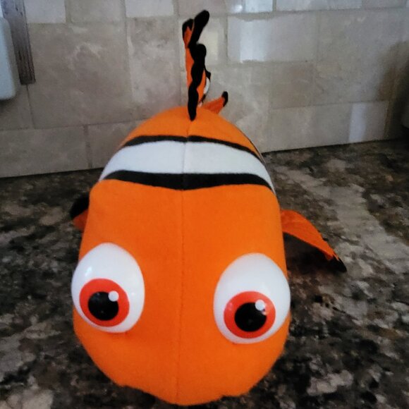 Vintage Disney’s Finding Nemo High Fiving “Nemo” Animated Plush Toy - Picture 3 of 4